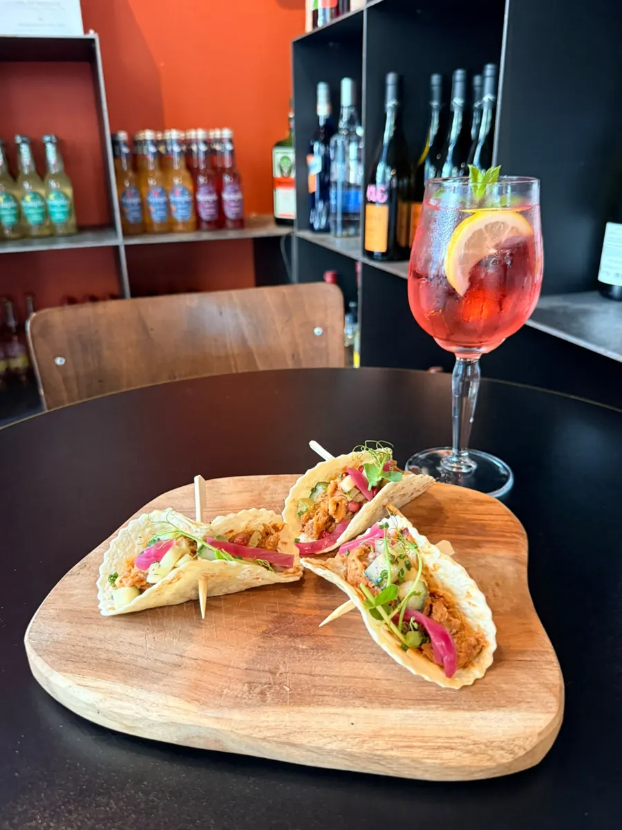 Minis tacos au pulled pork avec pickles d'oignon rouge et jeunes pousses