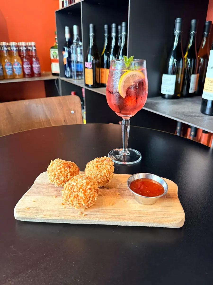 Arancini au Curé nantais servis sur planche avec un cocktail