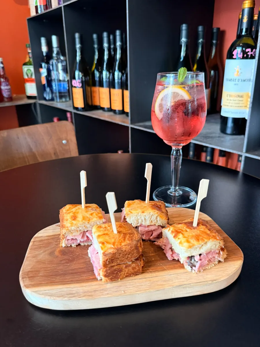 Bouchées de croque-monsieur au jambon et à la truffe, servies avec un cocktail