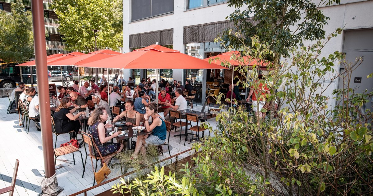 Terrasse extérieure du bar-brasserie Les Funambules, Bd de la Prairie au Duc à Nantes